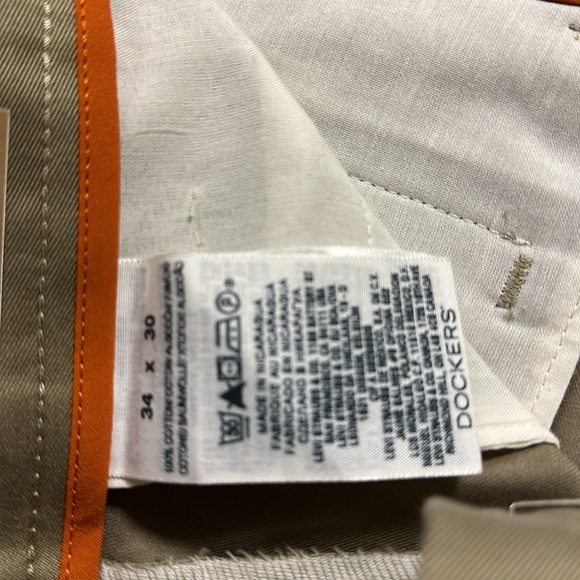 Dockers Signature Khaki D3 Classic Fit Pleated individual Fit Waist band - Picture 3 of 3